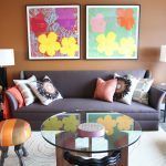 Los muebles de diseño se pueden decorar de diversas maneras y utilizando diferentes técnicas una de las más simples es colocando sobre los mismos objetos decorativos, como por ejemplo artesanías