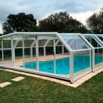 cubiertas de piscinas altas con puertas laterales