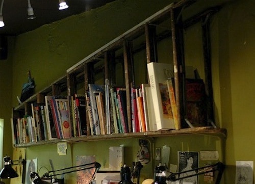 usos diferentes para escaleras en la decoracion libreria