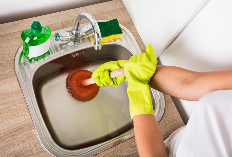 5 trucos caseros para desatascar el fregadero. Cómo desatascar el fregadero con agua estancada