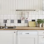 Cómo poner vinilos para cubrir azulejos de cocina