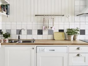Cómo poner vinilos para cubrir azulejos de cocina