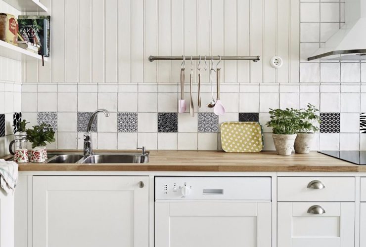 Cómo poner vinilos para cubrir azulejos de cocina