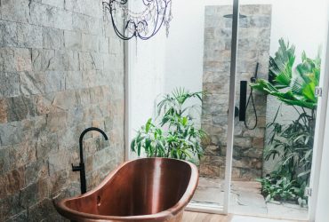 Cómo elegir una ducha de exterior práctica y versátil