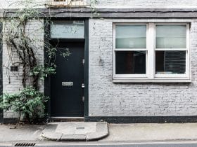como mejorar seguridad puerta de exterior