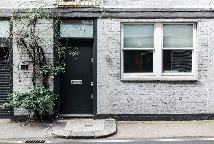 como mejorar seguridad puerta de exterior