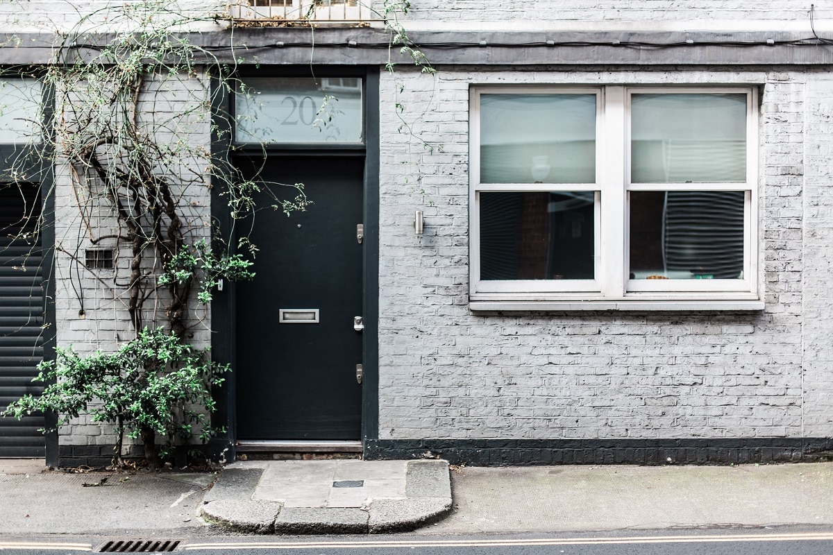 como mejorar seguridad puerta de exterior