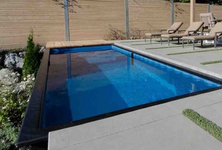 Contenedores de carga en piscina
