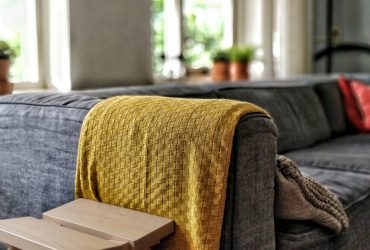 que tener en cuenta antes de elegir una manta de sofa