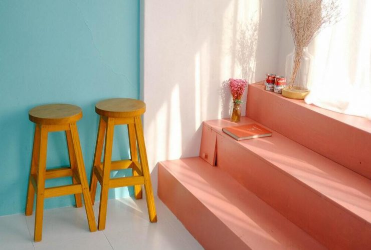 Taburetes altos de madera en el salón