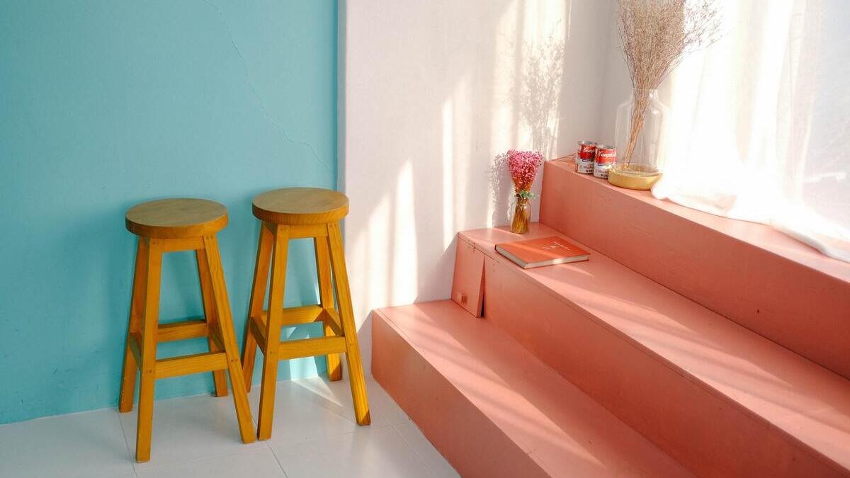 Taburetes altos de madera en el salón