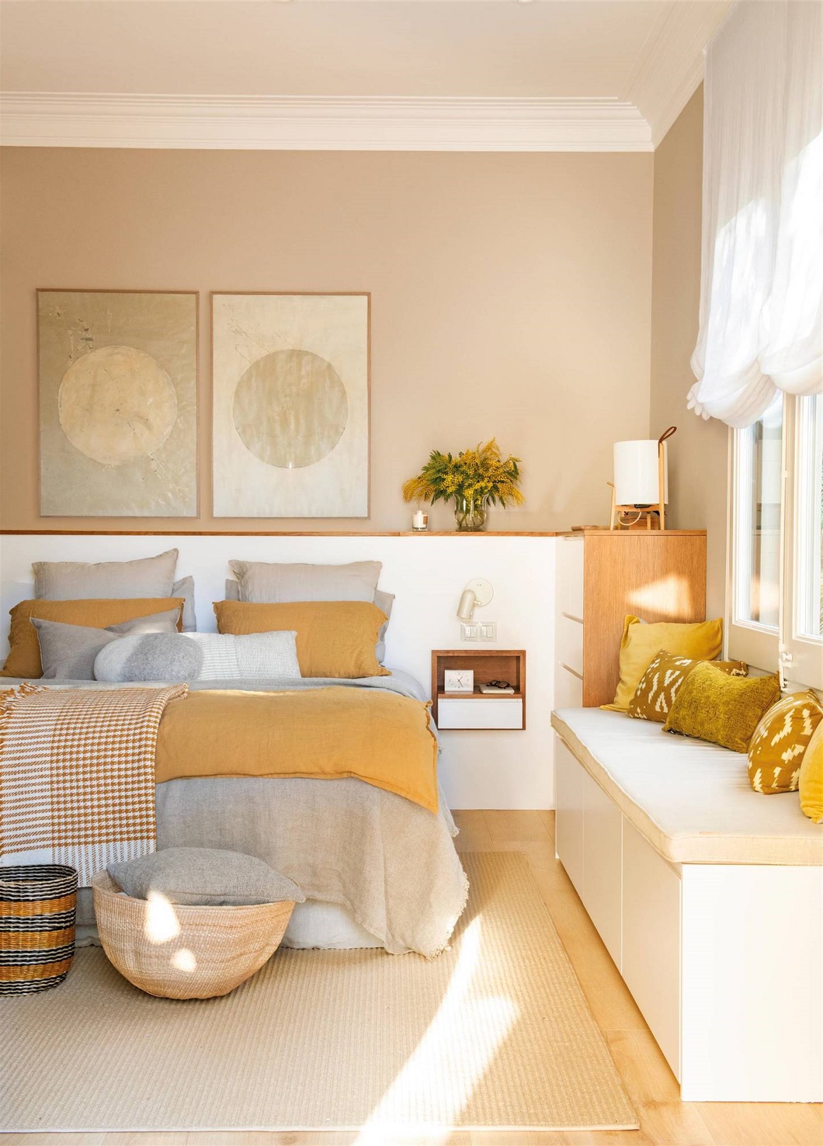 decoración debajo de la ventana